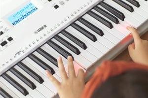 1613723724059-Yamaha PSR EZ300 76 Key White Portable Keyboard3.jpg